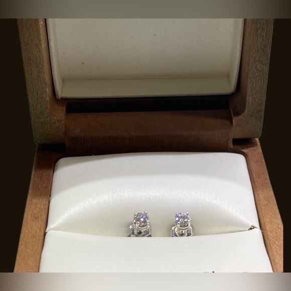 BRAND NEW ! 14K WHITE GOLD DIAMOND STUD EARRINGS ( 0,16 oct.) - Picture 7 of 17
